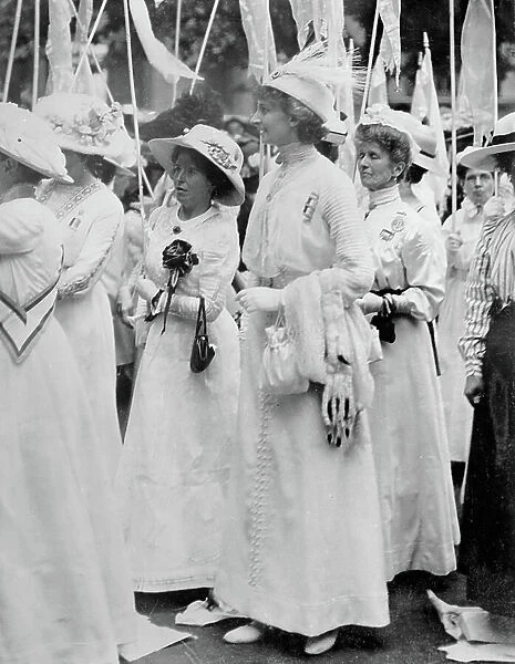 Annie Kenney and Constance Lytton in the Prisoners Pageant of the Women's Coronation Procession, 1911 (b / w photo)