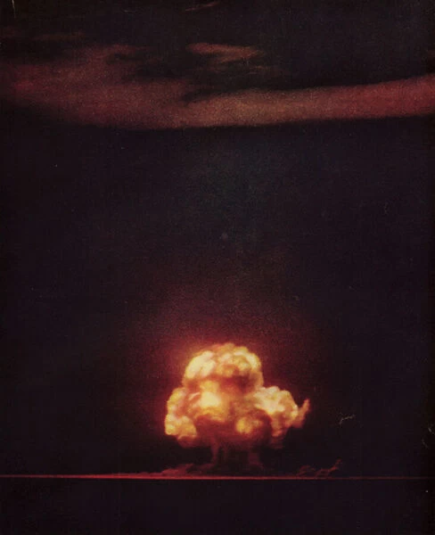 US Army test explosion of an atom bomb at the Alamogordo Bombing Range in the New Mexico desert, 16 July 1945 (photo)