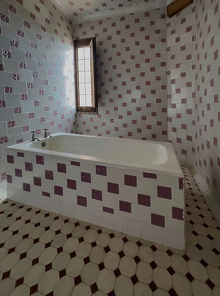 Bathroom, Pere Mata Institute, Reus, 1897-1912 (photo)