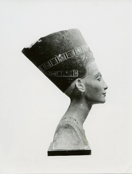 940387 Media Storehouse 10x8 Print of Queen Nefertiti of Egypt of bust by Thutmis 1360 BC portrait