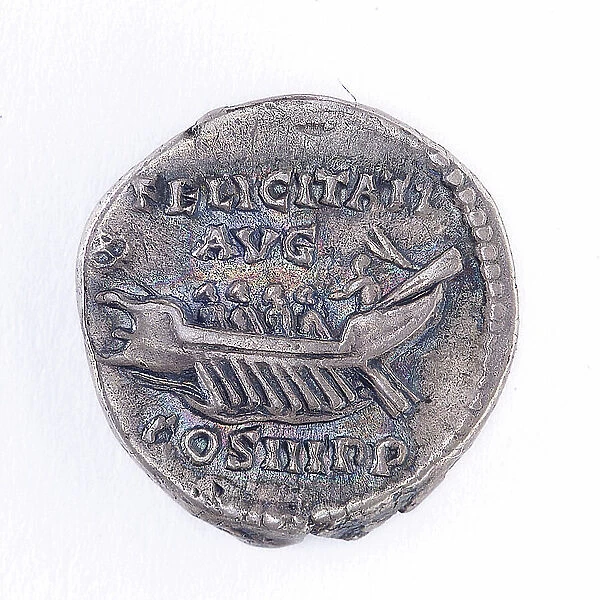 A denarius, with the representation of a boat with 8 oars, with 4 rowers and a helmsman. Silver coin, 117 (silver)