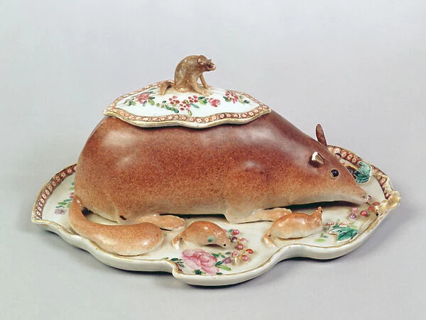 Famille rose sauce tureen and cover modelled as a squirrel