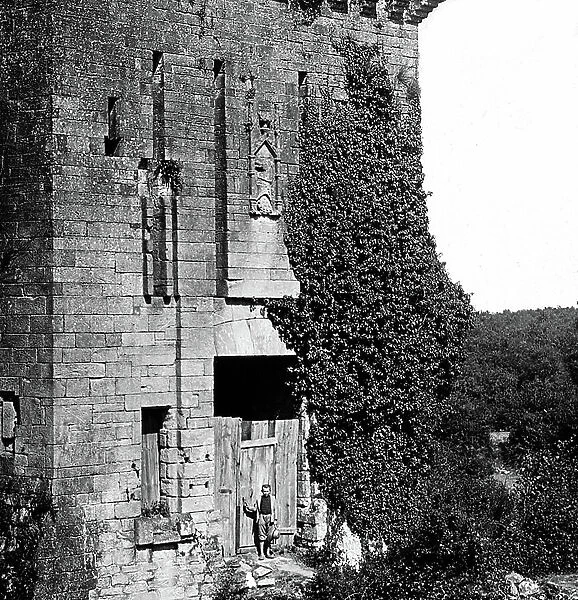 France, Brittany, Morbihan (56), Elven: the tower of the Chateau d'Elvene, feodal ruins, a small Breton at the door of the Chateau, Chateau de Largoet, 1890 - novel by a poor young man: octave Feuillet