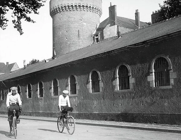 France, Centre, Indre-et-Loire (37), Tours: Chateau, Meunier barracks, 2 cyclists follow the Meunier barracks, 1895
