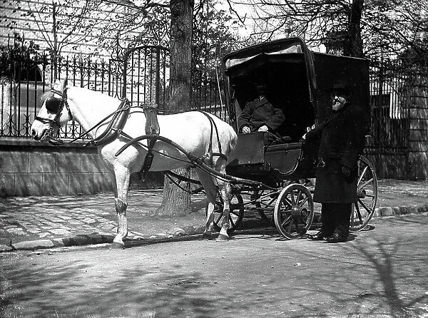 France, Ile-de-France, Paris (75): hippomobile car in parking, 1900