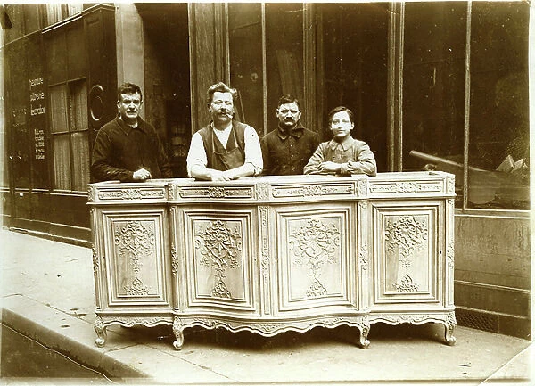France, Ile-de-France, Paris (75): 4 craftsmen joiners show a carved wood furniture, 1910