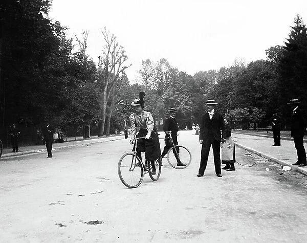 France, Ile-de-France, Paris (75): Bois de Boulogne, a woman learns to bike, 1897