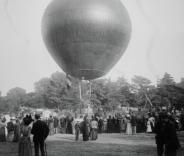 France, Ile-de-France, Paris (75): demonstration, balloon ride, 1900