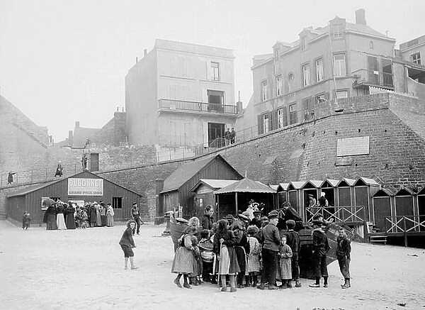 France, Nord-Pas-de-Calais, Pas-de-Calais (62), Boulogne-sur-Mer: september 1901, the Portel, children's group playing on the beach, 1901 - advertisement: Dubonnet grand prix 1900 - election