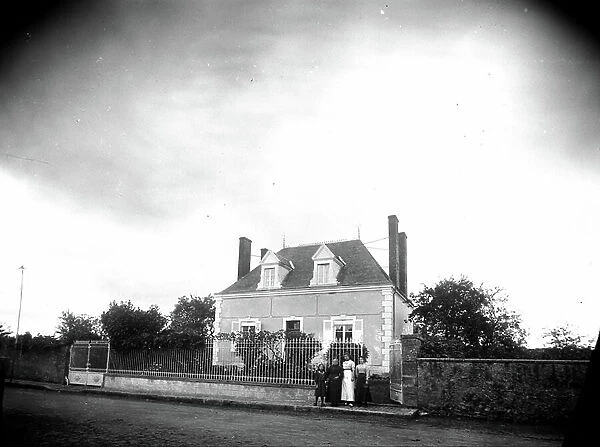 France, Pays de la Loire, Sarthe (72), Thorigne sur Due (Thorigne-sur-Due): Portrait of a family in front of his house, 1905