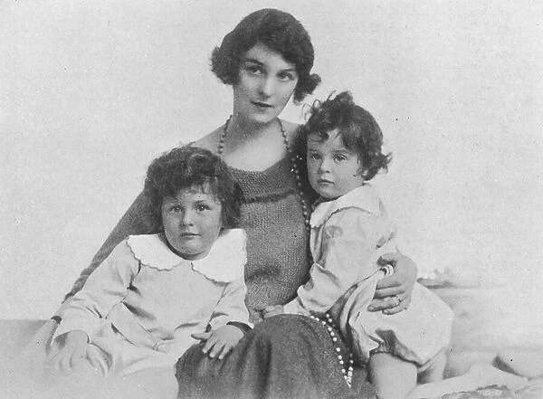 Freda Dudley Ward with her children, 1918 (b  /  w photo)