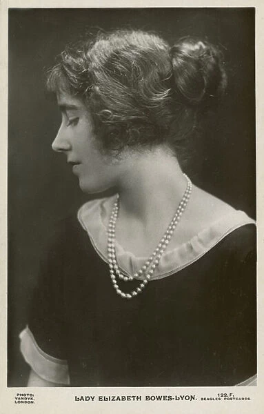 Lady Elizabeth Bowes-Lyon (b  /  w photo)