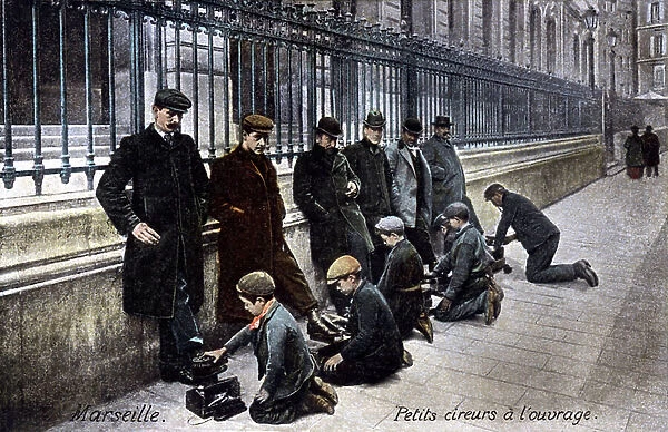 the Neapolitan shoe shiners at work in Marseille, 1909 (postcard)