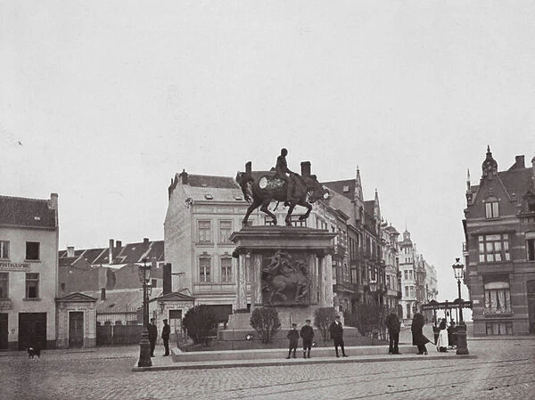 Ostende, Statue Leopold Ir (b  /  w photo)