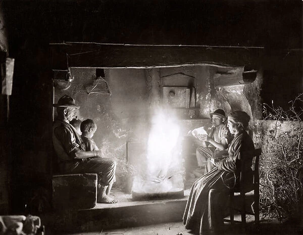 Peasant family near Florence, c. 1900 (glass plate)
