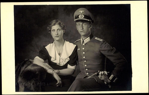 Photo Ak Elisabeth Maria and Franz Josef von Kageneck, Wehrmacht uniform (b  /  w photo)