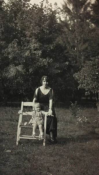 Portrait of a young woman with a child in a garden; the support contains the indication 'Simonetta and Andrie (Torrigiani family)'