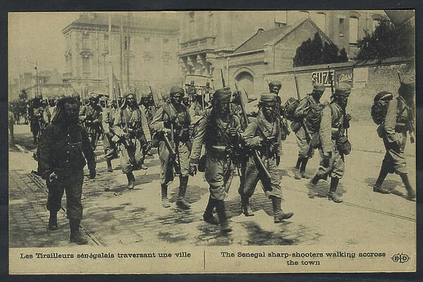 Postcard, N & B: Senegalese gunmen crossing a city - War of 14 -18, Photography, Mobilization - Indigenous Soldiers