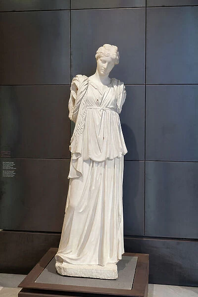 Statue of woman with Peplos (marble)
