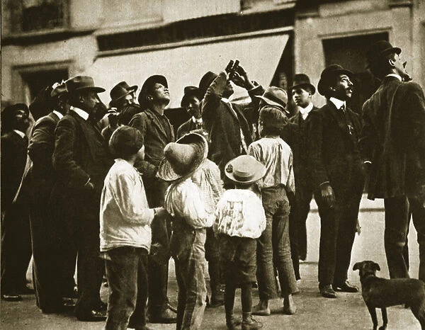 A street crowd in Mexico City observing Halley's Comet, April 1910 (b / w photo)
