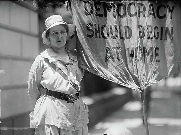 Suffragist outside the White House demanding passage of the 19th Amendment, 1917 (b / w photo)