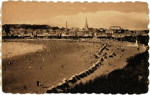 View on the beach of Grande conche, Royan, France, c.1910 (b / w photo)