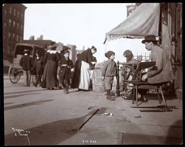 View of a peddler on 7th Avenue, New York, 1903 (silver gelatin print)