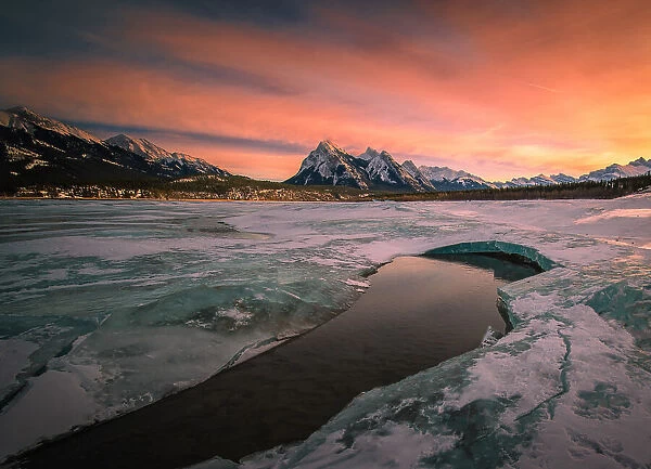 The sunset at a spring thawing lake