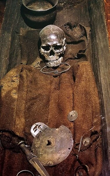 Early bronze age burial from Denmark, 16th century BC