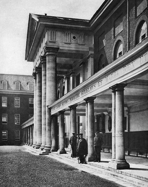 Pensioners in the great quadrangle of Chelsea Royal Hospital, London, 1926-1927. Artist: Taylor