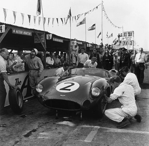 1959 Tourist Trophy: Carroll Shelby  /  Stirling Moss  /  Tony Brooks  /  Jack Fairman, 1st position, Moss takes a drink in the pits, portrait