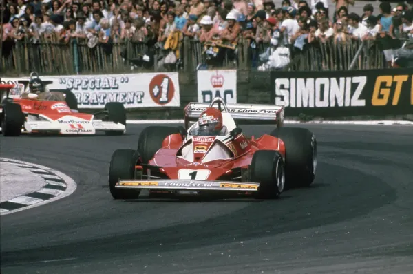 1976 British Grand Prix - Niki Lauda and James Hunt: Niki Lauda leads James Hunt at Druids