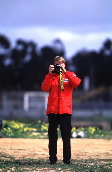 1994 FORMULA 1 TESTING SILVERSTONE MIKA HAKKINEN PHOTOGRAPHS THE