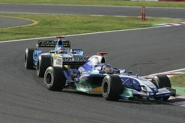 2005 Japanese Grand Prix Sunday Race, Suzuka, Japan. 9th October 2005 Jacques Villeneuve, Sauber Petronas C24, leads Fernando Alonso, Renault R25. Action. World Copyright: Charles Coates / LAT Photographic ref