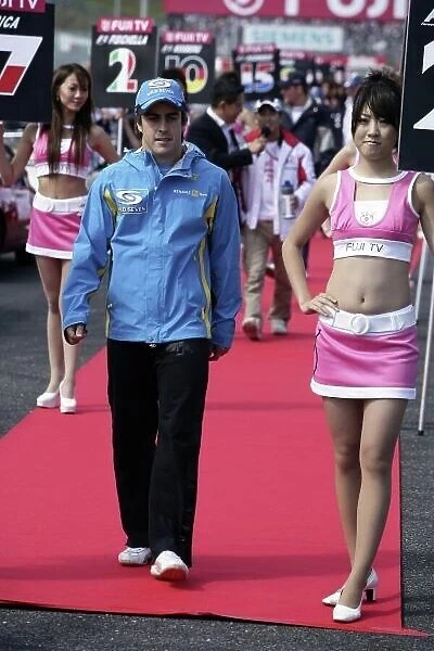 2006 Japanese Grand Prix - Sunday Suzuka, Japan. 5th - 8th October 2006 Fernando Alonso, Renault R26, 1st position, drivers parade, portrait. World Copyright: Charles Coates / LAT Photographic. ref: Digital Image ZK5Y7762