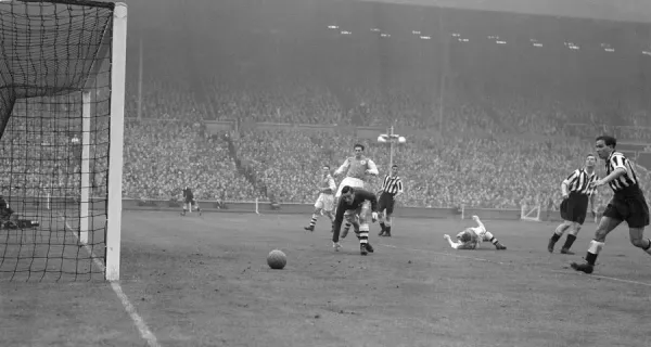 Vieille Photo 1952 – Plaque Commémorative Newcastle United Football Club