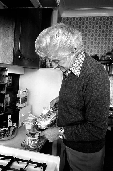 Actor John Pertwee seen here at home making tea. March 1981 PM 81-01203-002