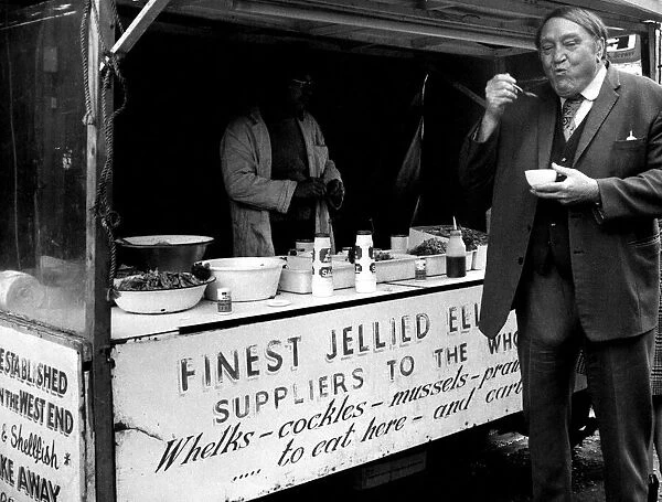 Arthur Mullard enjoys some jellied eels in the West End December 1974