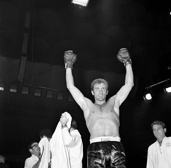 Boxing at the Royal Albert Hall. Heavyweight fight between Joe Bugner ( dark shorts