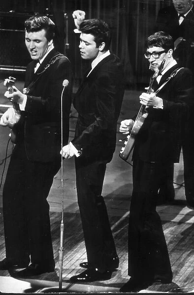 BRUCE WELCH, CLIFF RICHARD AND HANK MARVIN PERFORM IN THE ROYAL VARIETY SHOW