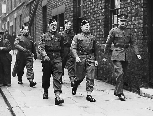 Bunches base Liverpool, soldiers march down the street during World War 2
