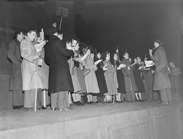 Carol Singers in Trafalgar Square, London 1949 021441  /  1