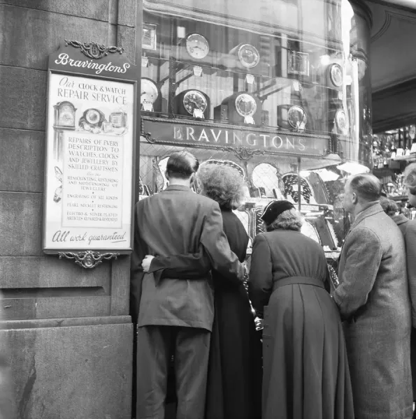 London 1954: Couple in Bravingtons Art Prints, Posters