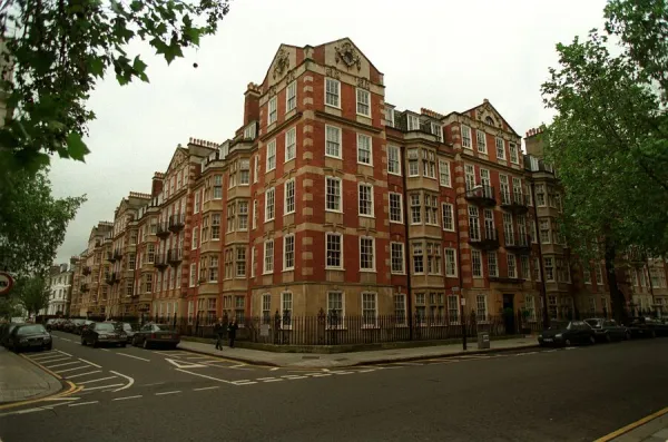 Dianas Flat June 98 No 60 Coleherne Court Diana