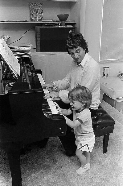 Dudley Moore with his Son August 1978 A©Mirrorpix. com