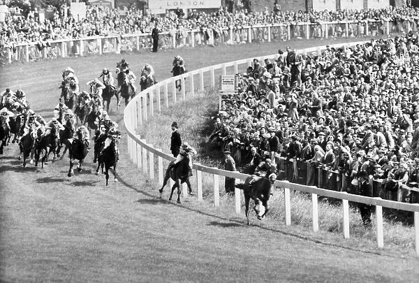 Epsom Derby 1953. Gordon Richards in second place during the race