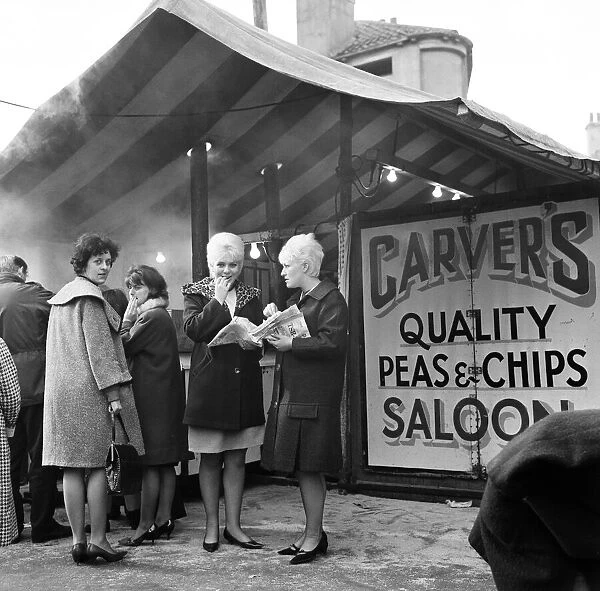 Jeanne Stather (22) and Jennifer Fussey (19) enjoy lunch time chips from the open air
