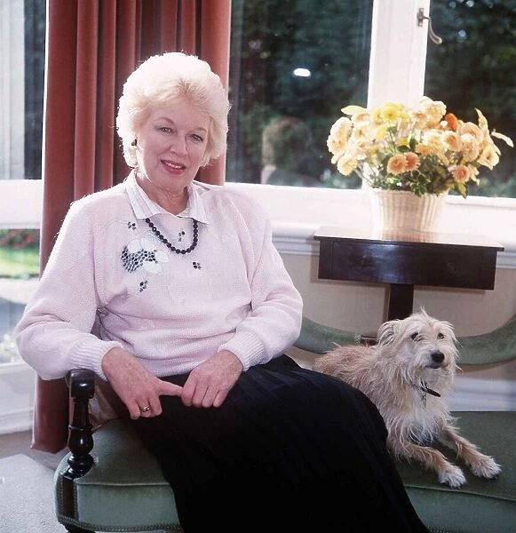 June Whitfield actress at home - October 1987 Dbase MSI