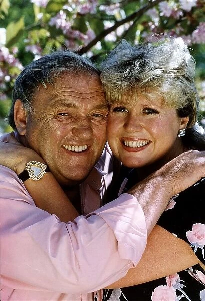 Les Dawson Comedian with wife A©Mirrorpix
