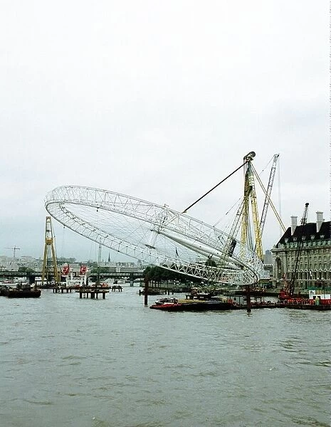 THE LONDON EYE MILLENNIUM FERRIS WHEEL October 1999 - 5pm The giant ferris wheel